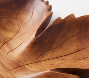 Élégante assiette de service en bois faite à la main en forme de feuille avec motif végétal gravé, design minimaliste pour une table raffinée - Product Image 2