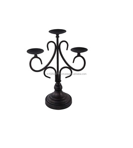 Candelabro de hierro forjado a mano con estilo antiguo para complementar temas de decoración rústica tradicional o histórica - Product Image 1