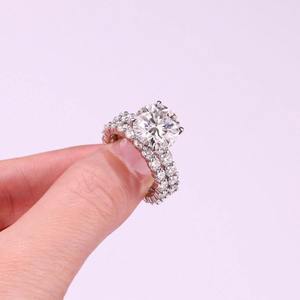 Bague élégante en diamant taille ronde, style mariage et fiançailles, bijoux de mode, disponible au prix de gros - Product Image 1