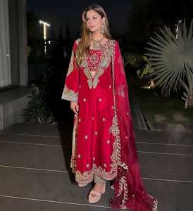 Conjunto de Kurti y Pantalón que Realza la Belleza, Conjunto de Kurti, Blusa, Pantalón y Dupatta Recién Lanzado para Festivales Culturales y Eventos de Boda al por Mayor - Product Image 1