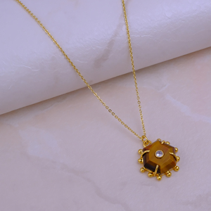 Collar con Colgante de Piedra Ojo de Tigre - Joyería Hecha a Mano en Latón Chapado en Oro - Product Image 1