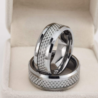 Bague de mariage en carbure de tungstène avec incrustation en fibre de carbone argentée pour homme, bord poli haute brillance, bijoux modernes pour homme en gros