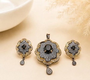 Conjunto de Collar con Colgante de Ónix Negro Ovalado, Colgante Negro con Circonita Cúbica Blanca, Chapado en Oro sobre Latón, Joyería India - Product Image 1