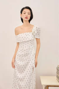 Robe longue asymétrique à pois en satin pour femme, modèle SKY LIGHT, épaules dénudées, à une épaule KD77 - Product Image 3