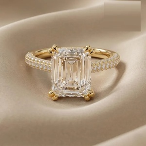 แหวนเพชรเม็ดเดี่ยวทรงเอเมอรัลด์เจียระไนแบบ VVS VS Clarity เพชรเลี้ยงในห้องปฏิบัติการ ตัวเรือนทอง 14K ดีไซน์ Cathedral Setting หรูหรา รับรองโดย IGI สำหรับผู้หญิง - Product Image 1