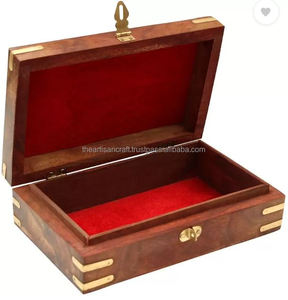 Boîte à bijoux carrée en bois moderne, artisanale, durable, avec sculptures, organisateur pour les cadeaux de bijoux pour femmes - Product Image 5