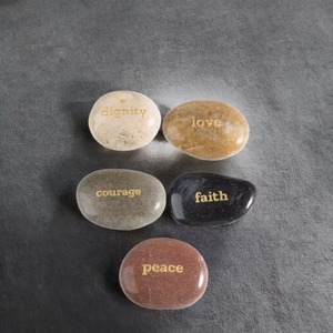 Pierres de rivière gravées inspirantes, pierres de cristal ovales polies, dignité, amour, courage, foi, paix, anti-anxiété, décoration - Product Image 3