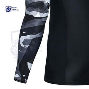 เสื้อคอมเพรสชั่นสวมใส่สบายสำหรับมืออาชีพ ระบายอากาศได้ดี ทรงเข้ารูป น้ำหนักเบา ออกแบบได้ตามต้องการ เสื้อแรชการ์ดผู้ชาย แห้งเร็ว - Product Image 5