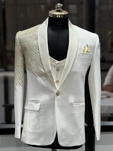 Costume de smoking blanc pour homme avec broderie de sequins sur l'épaule, col à revers simple, coupe droite - Product Image 2