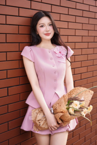 ชุดเซ็ตทูพีซสำหรับผู้หญิง เสื้อทรงเปปลัมสีพื้นและกระโปรงทรงบับเบิ้ล พร้อมดีเทลผ้าจับเดรปตกแต่งกระดุมทำมือ ดีไซน์หรูหรา รุ่น MIA - Product Image 4