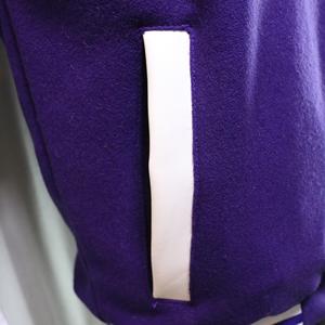 Veste universitaire pour homme de couleur violette avec manches blanches, fermeture éclair, style décontracté universitaire, col rabattu, coupe régulière, fils fins - Product Image 5