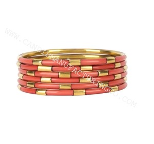 Conjunto de brazaletes étnicos de resina y latón color crema dorado, hechos a mano para mujer, joyería para fiestas. - Product Image 2