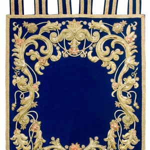 Bandera Personalizable Ecológica de Primera Calidad Hecha a Mano con Terciopelo Azul y Bordado Intrincado con Hilos de Oro - Product Image 6