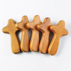 Petites croix de poche en bois, croix chrétiennes en bois de pin, cadeaux d'église, croix de poche en bois en gros - Product Image 3