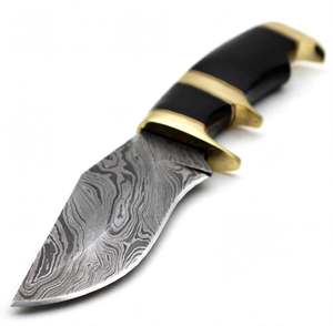 Cuchillo de exterior hecho a mano de acero de Damasco con mango de cuerno negro y guardacuchillo de latón - Product Image 4