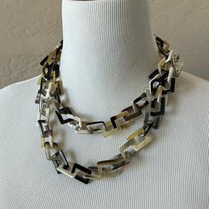 Elegante Collar Artesanal de Cuerno Diseñado para Mujeres Modernas que Buscan Accesorios de Joyería a la Moda, Audaces y Elegantes - Product Image 2