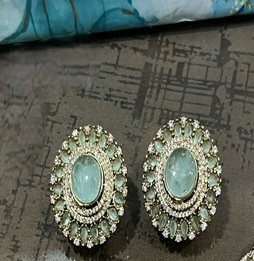 Ensemble collier et boucles d'oreilles en or plaqué laiton de qualité supérieure, serti de moissanite et de pierres Kundan, pour mariage, collection de luxe. - Product Image 2