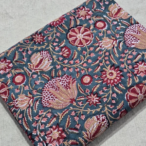 ผ้าฝ้ายพิมพ์ลายดอกไม้สีน้ำเงินอมเขียวและสีแดงเลือดหมู |   ลายพิมพ์บูตะแบบดั้งเดิมของชาวมุกุฎราชย์ |   ผ้าฝ้ายเนื้อนุ่มแบบเป็นหลา - Product Image 2