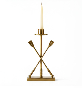 Porte-bougie en métal au design selle et étrier, d'inspiration équestre élégante, avec une finition dorée raffinée et détaillée. - Product Image 6