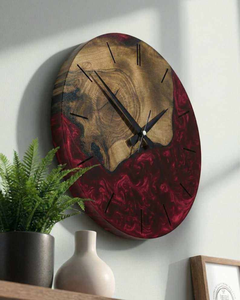 Horloge murale moderne de luxe en bois de burl époxy rouge profond avec aiguilles en quartz, bord brut, silencieuse, pour salon - Product Image 3