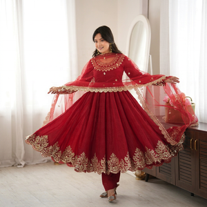 Robe Anarkali brodée rouge avec dupatta, tenue traditionnelle indienne pour Karwachauth, robe ample pour femmes - Product Image 1