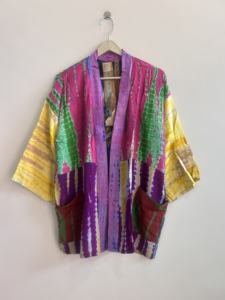 Robe kimono courte en crêpe de soie tie-dye faite à la main et recyclée pour femmes - Product Image 2