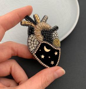Broche artisanale de créateur brodée et perlée, cadeau pour elle, broche perlée colorée pour manteaux, sacs et chapeaux, broderie de qualité supérieure - Product Image 1