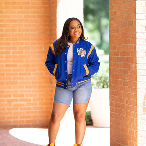 Veste de baseball varsity pour femme de qualité supérieure, coupe courte et ajustée, broderie de logo personnalisée, paillettes, mélange de coton, couleur personnalisée, vente en gros - Product Image 2