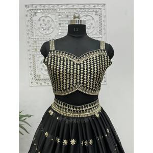 Ropa de Diseñador India y Pakistaní, Lehenga Choli Bordado con Lentejuelas - Product Image 5