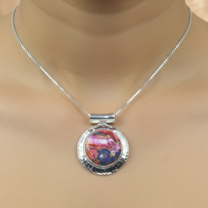 Pendentif artisanal martelé en argent avec turquoise rose coquillage, forme ronde, bijoux bohèmes, incrustation de pierres précieuses naturelles, cadeau ethnique tendance pour femme - Product Image 2