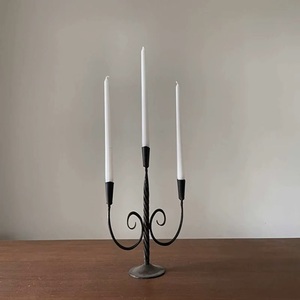 Grand chandelier d'aspect antique et ancien | Peut contenir 3 bougies Chandelier de type debout Bougeoir design nervuré en fer forgé - Product Image 1