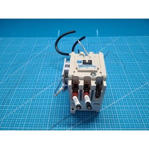 Contacteur non inversible CUTLER-HAMMER CE15JN3-T16 IEC, utilisé comme pièce détachée pour équipement semi-conducteur d'époque - Product Image 6