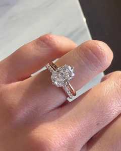 Anillo Solitario de Moissanita Alargada con Diamantes y Oro Rosa de 14K, con Banda de Eternidad de Lujo, Conjunto de Anillos de Boda Nupcial Personalizable - Product Image 1