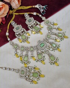 Collar de diseñador con piedra de corte radiante hecho a mano, con aretes y mangtika para mujer, colección de joyería tradicional étnica. - Product Image 4