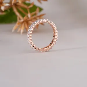 Bague Éternité Élégante en Or Rose avec Diamants Ronds pour Femme – Cadeau de Mariage, Fiançailles, Anniversaire – Bijoux de Luxe Raffinés - Product Image 3