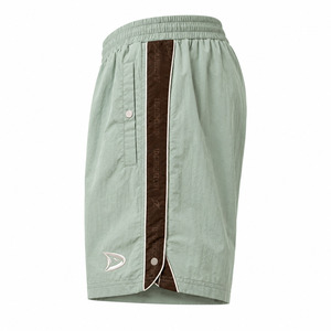 Pantalones Cortos Deportivos Holgados Estilo Y2K Personalizados para Hombre, Color Verde Menta Desgastado, Nailon Arrugado, Estilo Retro Urbano con Ribete Lateral Marrón y Logotipo Bordado - Product Image 4