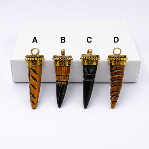 Colgante Artesanal de Cuerno de Búfalo Pulido Ecológico Hecho a Mano, con Diseño Curvo de Colmillo, Tono Dorado, Temática de Amor, Pieza de Arte Coleccionable - Product Image 1