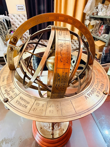 Sphère armillaire en laiton ornée avec anneaux du zodiaque et base boussole, sculpture astronomique vintage pour bureau, salle d'étude ou bibliothèque - Product Image 3