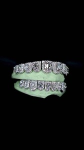 Grillz dentaire de qualité supérieure avec diamants pour hommes et femmes, style Iced Out, bijou buccal, accessoire de mode pour les soirées Hip Hop - Product Image 3