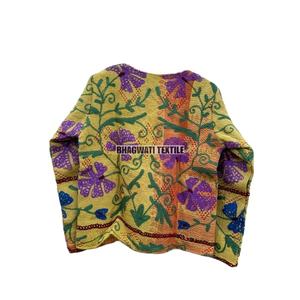 Veste matelassée brodée Suzani en coton unisexe manteau d'automne respirant avec bord brut court Kantha fait à la main pour les femmes - Product Image 2