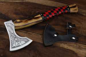 Hache viking forgée à la main, lame en acier à haute teneur en carbone, manche en bois enveloppé de cuir noir et rouge, outil de survie avec étui en cuir - Product Image 4