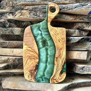Planche à charcuterie en bois d'acacia de luxe avec résine époxy, rustique, faite à la main, pour servir et couper le fromage, le pain, les fruits, la viande - Product Image 5