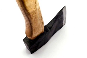 ขวานโทมาฮอว์กเกรดอุตสาหกรรมทำมือ พร้อมใบมีดเหล็กคาร์บอนสูงและด้ามไม้ ปลอกหนัง  รับผลิตแบบ OEM/ODM - Product Image 4