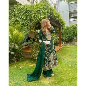 Costume de taille XL avec broderie de paillettes pour un look élégant - Product Image 3