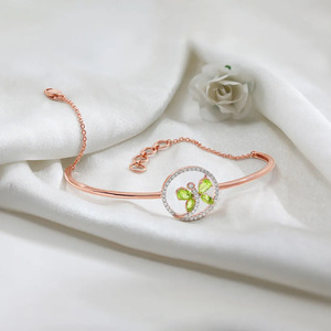 Bracelet en diamant Green Butterfly Halo avec cadre fin en or rose et design central en forme d'aile circulaire - Product Image 4