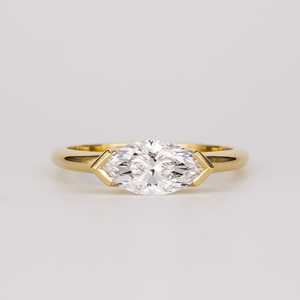 Bague de promesse solitaire en or 14K Au750 avec diamant de laboratoire taille marquise classique serti à griffes horizontales, faite sur mesure et artisanale pour mariage - Product Image 1