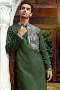 Conjunto de trajes afeganes tribales Kuchi Salwar Kameez con bloques de color y rayas personalizados, hechos a mano con bordados culturales punjabíes y pashtún. - Product Image 5