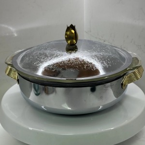 Elegante cacerola plateada con asas doradas, ideal para la mesa festiva y comidas familiares especiales, procedente de la India. - Product Image 1
