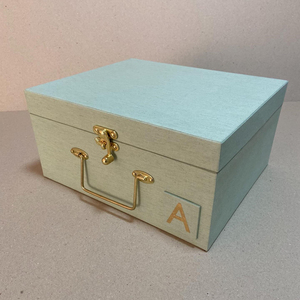 Coffret de rangement en tissu de lin vert sauge avec loquet doré, poignée avant et accents lettrés pour une décoration de rangement charmante et personnalisée - Product Image 1
