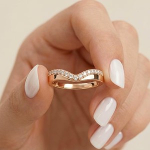 Bague de mariage en moissanite en forme de V plaquée or jaune pour femme, bijou de mariée confortable avec diamant de forme ronde - Product Image 5